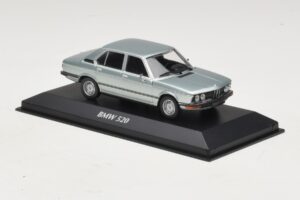 BMW 520 E12 Bleu Clair Métallisé Maxichamps 1:43 940023002 Métal — image 3 sur 5