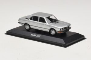 BMW 520 E12 Argent Maxichamps 1:43 940023000 Diecast — image 3 sur 5