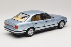 BMW 535i E34 Bleu Clair Métallisé Minichamps 1:18 100024007 Métal — image 3 sur 8