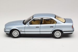 BMW 535i E34 Bleu Clair Métallisé Minichamps 1:18 100024007 Métal — image 4 sur 8