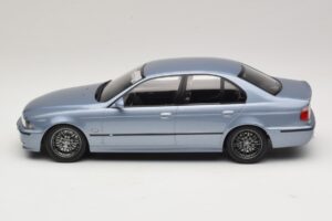 BMW M5 E39 Silverstone Blue Metallic KK-Scale 1:18 KKDC181622 Métal — image 3 sur 6