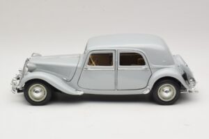 Citroen 15CV Six Gris Maisto 1:18 31837 Métal — image 4 sur 8