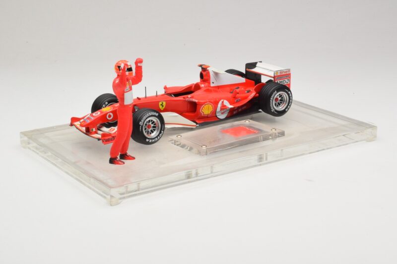 Ferrari F2004 #1 M. Schumacher F1 World Champion 2004 Avec Combinaison De Course Hot Wheels 1:18 B66221 Métal