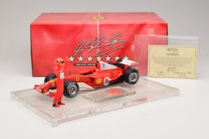 Ferrari F2004 #1 M. Schumacher F1 World Champion 2004 Avec Combinaison De Course Hot Wheels 1:18 B66221 Métal — image 6 sur 6