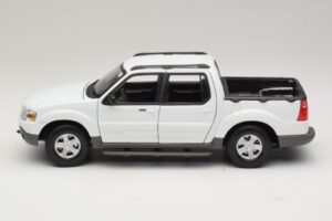Ford Explorer Sport Trac Blanc Maisto 1:18 36891 Métal — image 4 sur 8