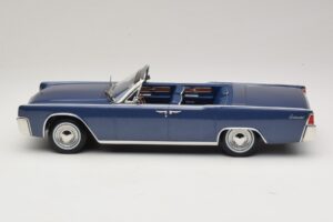 Lincoln Continental Convertible Bleu Métallisé The Lincoln Lawyer KK-Scale 1:18 KKDC181522 Métal — image 4 sur 7