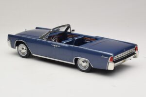 Lincoln Continental Convertible Bleu Métallisé The Lincoln Lawyer KK-Scale 1:18 KKDC181522 Métal — image 6 sur 7