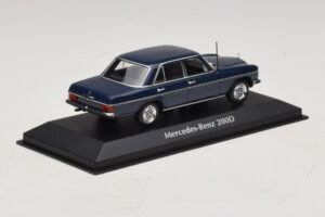 Mercedes 200D W115 Bleu Maxichamps 1:43 940034000 Diecast — image 2 sur 5