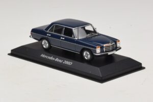 Mercedes 200D W115 Bleu Maxichamps 1:43 940034000 Diecast — image 3 sur 5