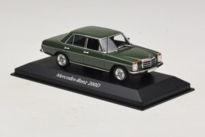 Mercedes 200D W115 Vert Foncé Maxichamps 1:43 940034001 Diecast — image 3 sur 5