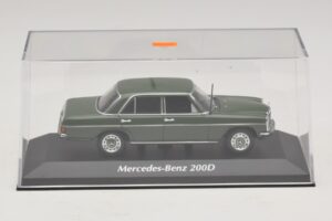Mercedes 200D W115 Vert Foncé Maxichamps 1:43 940034001 Diecast — image 4 sur 5