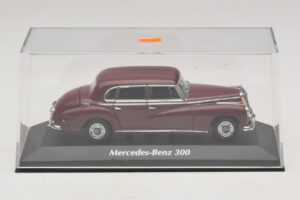 Mercedes 300 W186 Rouge Foncé Maxichamps 1:43 940039060 Métal — image 4 sur 5