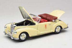 Mercedes 300S Crème Maisto 1:18 31806 Métal — image 2 sur 8