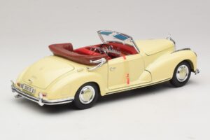 Mercedes 300S Crème Maisto 1:18 31806 Métal — image 3 sur 8