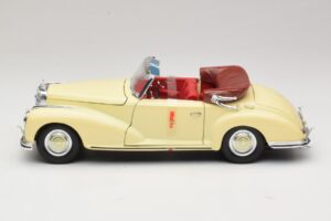 Mercedes 300S Crème Maisto 1:18 31806 Métal — image 4 sur 8