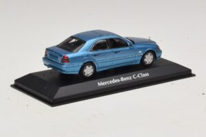 Mercedes C-Class W202 Bleu Métallisé Maxichamps 1:43 940037060 Métal — image 2 sur 5
