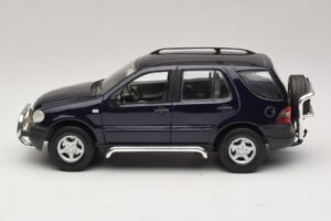 Mercedes ML320 W163 Bleu Maisto 1:18 31847 Métal — image 4 sur 8