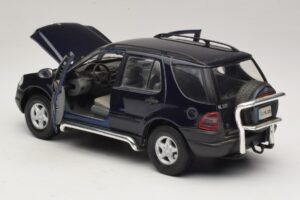 Mercedes ML320 W163 Bleu Maisto 1:18 31847 Métal — image 5 sur 8