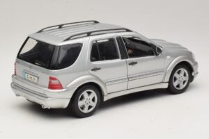 Mercedes ML55 AMG W163 Argent Maisto 1:18 31876-P1 Métal — image 3 sur 8