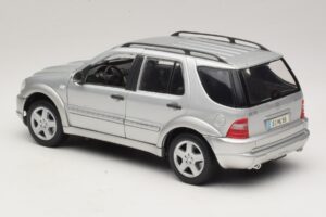 Mercedes ML55 AMG W163 Argent Maisto 1:18 31876-P1 Métal — image 7 sur 8
