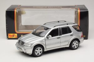 Mercedes ML55 AMG W163 Argent Maisto 1:18 31876-P1 Métal — image 8 sur 8