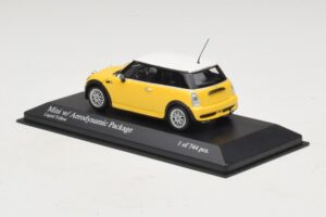 Mini Cooper One R50 avec Pack Aéro Jaune Minichamps 1:43 431138274 Diecast — image 3 sur 4