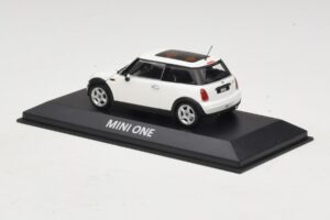 Mini Cooper S R53 Blanc Avec Toit Panoramique Minichamps 1:43 MINI020 Métal — image 3 sur 5