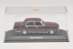 Opel Rekord D Rouge Foncé Maxichamps 1:43 940044000 Diecast — image 4 sur 5
