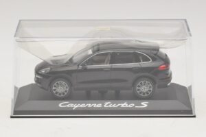 Porsche Cayenne 958 Turbo S Noir Minichamps 1:43 WAP0200220E Métal — image 4 sur 5