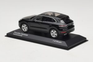 Porsche Cayenne Noir Métallisé Minichamps 1:43 410066301 Métal — image 3 sur 5