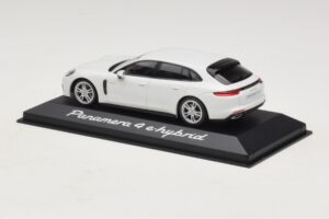 Porsche Panamera 971 4 E-Hybrid Blanc Minichamps 1:43 WAP0207620H Métal — image 3 sur 5