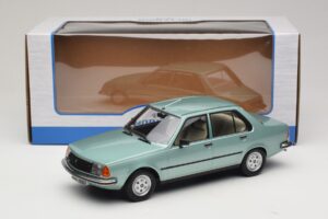 Renault 18 Vert Clair MCG 1:18 MCG18596 Métal — image 6 sur 6