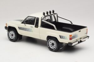Toyota Hilux N50 Xtra Cab 4x4 Blanc KK-Scale 1:18 KKDC181564 Métal — image 5 sur 6
