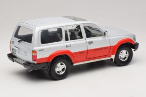 Toyota Land Cruiser J80 Argent Rouge Road Legends 1:18 92098 Métal — image 3 sur 8