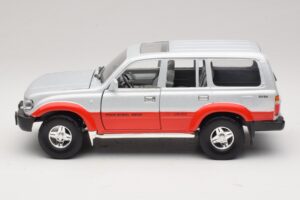 Toyota Land Cruiser J80 Argent Rouge Road Legends 1:18 92098 Métal — image 4 sur 8