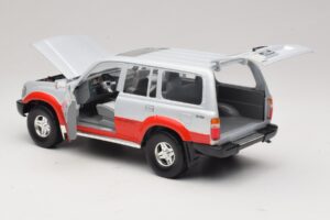 Toyota Land Cruiser J80 Argent Rouge Road Legends 1:18 92098 Métal — image 5 sur 8