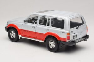 Toyota Land Cruiser J80 Argent Rouge Road Legends 1:18 92098 Métal — image 7 sur 8