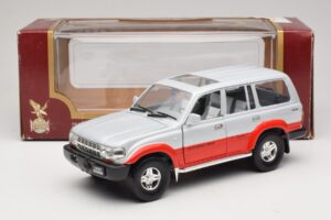 Toyota Land Cruiser J80 Argent Rouge Road Legends 1:18 92098 Métal — image 8 sur 8