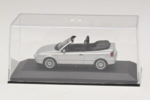 Volkswagen Golf Mk4 Cabriolet Argent Édition Concessionnaire Minichamps 1:43 GOLF004 Métal — image 4 sur 5