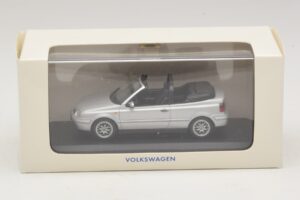 Volkswagen Golf Mk4 Cabriolet Argent Édition Concessionnaire Minichamps 1:43 GOLF004 Métal — image 5 sur 5