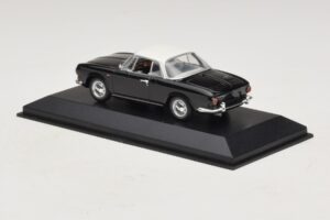 Volkswagen Karmann Ghia Noir avec toit blanc Minichamps 1:43 430050224 Métal — image 3 sur 5