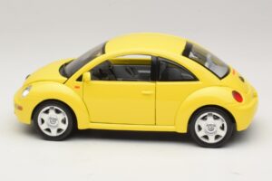 Volkswagen New Beetle A4 Jaune Bburago 1:18 3302 Métal — image 4 sur 8
