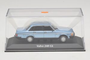 Volvo 240 GL Blue Metallic Maxichamps 1:43 940171400 Diecast — image 4 sur 5