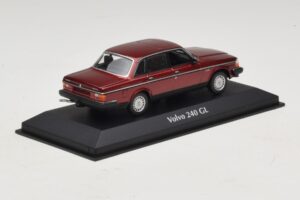 Volvo 240 GL Dark Red Metallic Maxichamps 1:43 940171401 Diecast — image 2 sur 5
