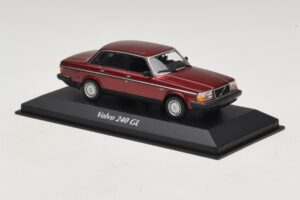 Volvo 240 GL Dark Red Metallic Maxichamps 1:43 940171401 Diecast — image 3 sur 5